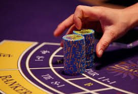 Dealer live casino sedang bermain bersama pemain secara live